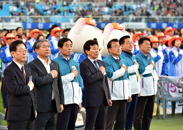 NSP통신-9일 안산 와~스타디움에서 열린 제65회 경기도체육대회 개회식에서 윤화섭 안산시장(왼쪽 세번째), 이재명 경기도지사 등 내빈들이 국민의례를 진행하고 있다. (안양시)