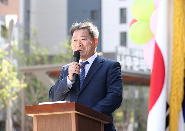 NSP통신-9일 시립가온자이어린이집 개원식에서 가운데 박승원 광명시장이 축사를 하고 있다. (광명시)