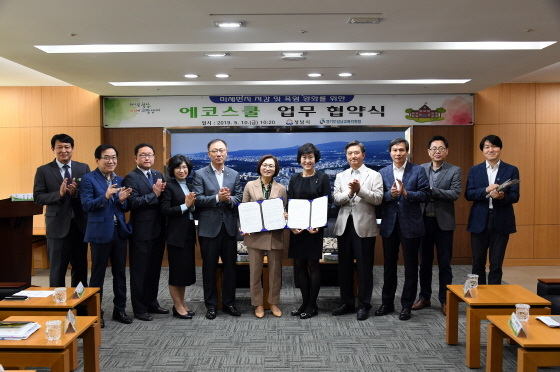 NSP통신-성남시청 상황실에서 은수미 성남시장(가운데)이 김선미 경기도성남교육지원청 교육장과 미세먼지 저감 및 폭염 완화를 위한 에코스쿨 조성에 관한 업무 협약식 후 관계자들과 기념촬영을 하고 있다. (성남시)