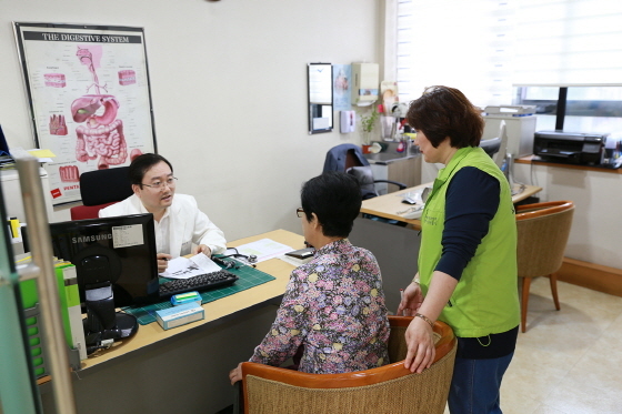 NSP통신-12일 원광대학교산본병원 건강검진센터에서 군포시가 외국인 근로자와 북한이주민을 위한 무료 진료 및 건강검진을 시행하고 있다. (군포시)