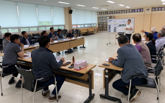 NSP통신-13일 용인시 처인구 양지면사무소 대회의실에서 엄교섭 경기도의원과 관계자들이 국지도98호선의 정수고개 선형개선을 위한 주민간담회를 진행하고 있다. (용인시)