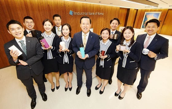 NSP통신-김도진 기업은행장(가운데)이 직원들과 플라스틱 프리 챌린지 동참을 위해 기념촬영을 하고 있다. (기업은행)