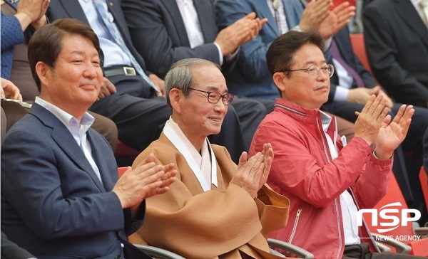 NSP통신-권영진 대구시장이 지난 16일 2019 청도소싸움축제 개막식에 참석해 국내외 관광객 3만 8000여명으로부터 박수로 환영을 받았다. (김도성 기자)