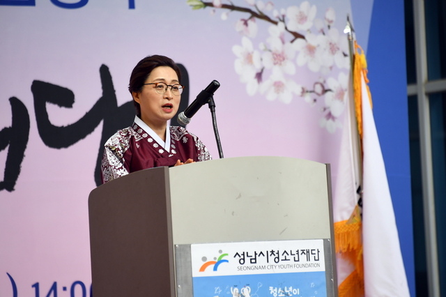 NSP통신-2019 성남시 성년의 날 기념행사에서 축하 인사를 하는 은수미 성남시장. (성남시)