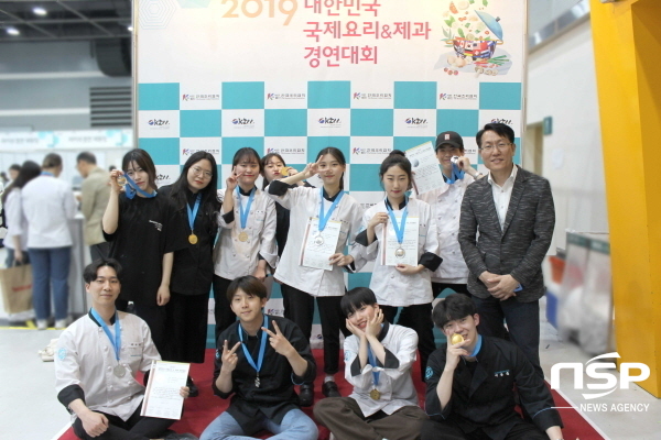 NSP통신-지난 18일 2019 대한민국 국제요리 & 제과 경연대회에서 참가자 전원 입상한 영진전문대학교 글로벌조리반 학생들이 시상식을 마치고 김동인 지도교수(사진 오른쪽)와 기념촬영을 하고 있다. (영진전문대학교)