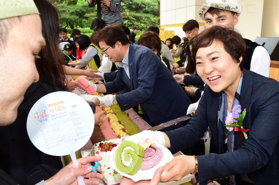 NSP통신-19일 수원시 제1야외음악당에서 개최된 제12회 다문화 한가족 축제에 안혜영 경기도부의장(오른쪽 첫번째)이 참석했다. (경기도의회)