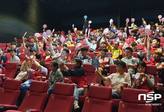 NSP통신-롯데시네마 향남점에서 영화 관람 전 OX퀴즈를 즐기고 있는 참가자들. (남승진 기자)
