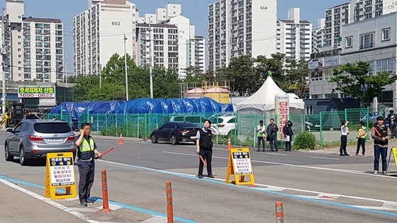 NSP통신-오산시 관계자들이 고앱체납차량 번호판 일제 영치단속을 실시하고 있다. (오산시)