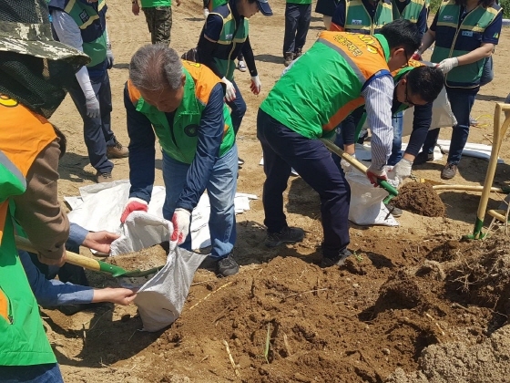 NSP통신-22일 용인시 백암면 청미천 제방에서 실시된 응급복구 훈련 모습. (용인시)