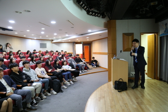 NSP통신-22일 포천 대진대학교에서 김원기 경기도부의장이 행정학과 학생들을 대상으로 세계를 향해 꿈을 키우자라는 주제로 특강을 진행하고 있다. (경기도의회)