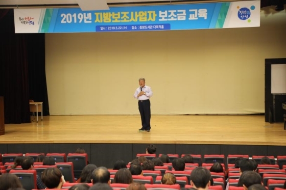 NSP통신-22일 안성시 중앙도서관 다목적홀에서 열린 2019년 지방보조사업자 보조금 교육에서 우석제 시장이 인사말을 하고 있다. (안성시)