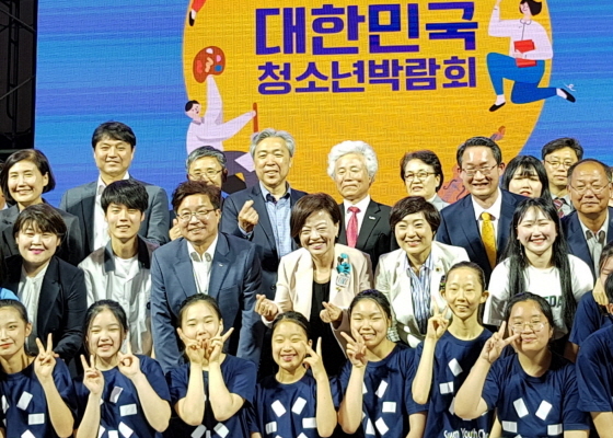 NSP통신-안혜영 경기도부의장(두번째줄 오른쪽 두번째)이 2019 대한민국 청소년 박람회 가운데 관계자들과 기념촬영을 하고 있다. (경기도의회)