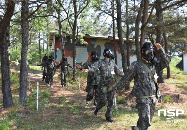 NSP통신-대구과학대학교 국방기술행정과 학생들이 23일 육군3사관학교에서 실시한 사관캠프에서 화생방 훈련을 하고 있다. (대구과학대학교)