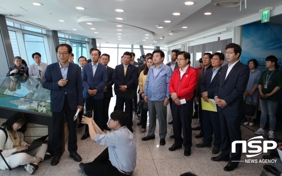 NSP통신-24일 평택항 마린센터 전망대에서 변신철 평택시 환경농정국장이 자유한국당 황교안 대표에게 평택시 미세먼지 현황과 시 대표 정책을 설명하고 있다. (배민구 기자)