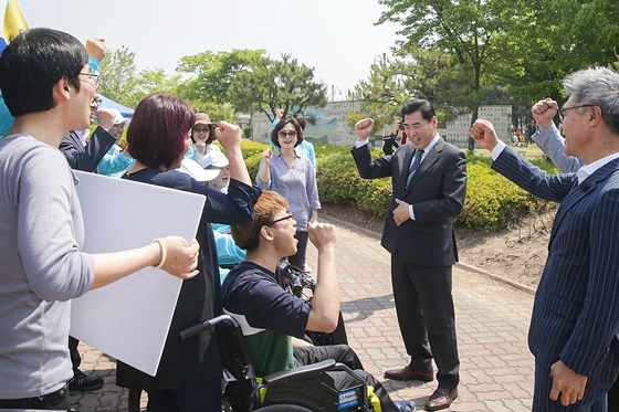 NSP통신-23일 김상돈 의왕시장이 경기도 장애인 체육대회 참가 선수들을 격려하고 있다. (의왕시)