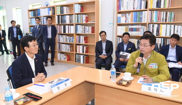 NSP통신-이청우 경북도지사(오른쪽)가 문성혁 해양수산부 장관에게 지역 현안을 건의하고 있다. (경상북도)
