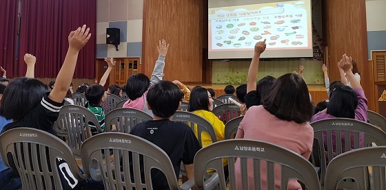 NSP통신-▲청양군이 군내 초·중·고 학생들을 대상으로 비만예방과 영양교육을 실시하고 있다. (청양군)