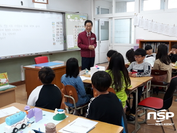 NSP통신-임종식 경북교육감이 봉화 내성초에서 1일 통일교사를 하고 있다. (경상북도교육청)