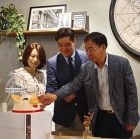 NSP통신-BIJIN医院代表Yoon-Seok Youm院长(中间)和经营团队在松坡店开业典礼的纪念照 (BIJIN医院)