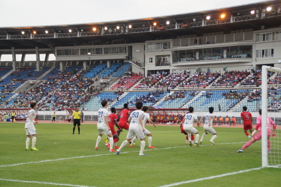 NSP통신-포항스틸러스와 미얀마 프로축구팀이 친선경기를 하고있는 모습 (포스코 제공)