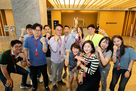 NSP통신-문지수 대표(가운데)와 네오위즈 직원들이 계단을 오르기 전 화이팅을 외치고 있다. (네오위즈)