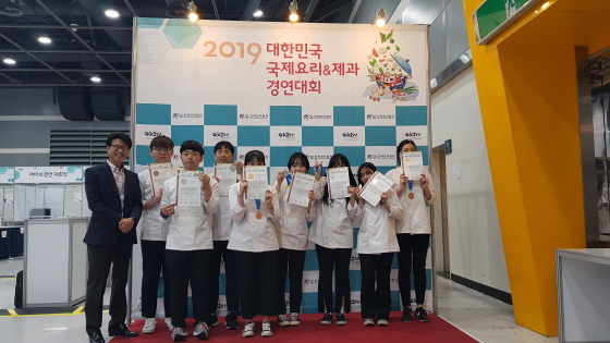 NSP통신-김포대학교 학생들이 2019 대한민국 국제요리대회에서 금, 은, 동상을 휩쓸고 대회 대상을 수상하는 쾌거를 달성한 가운데 기념촬영을 하고 있다. (김포대학교)