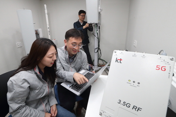 NSP통신-KT 연구원들이 서초구 우면동에 위치한 융합기술원에서 3.5GHz 주파수대역 5G RF 중계기 테스트를 진행하고 있다.