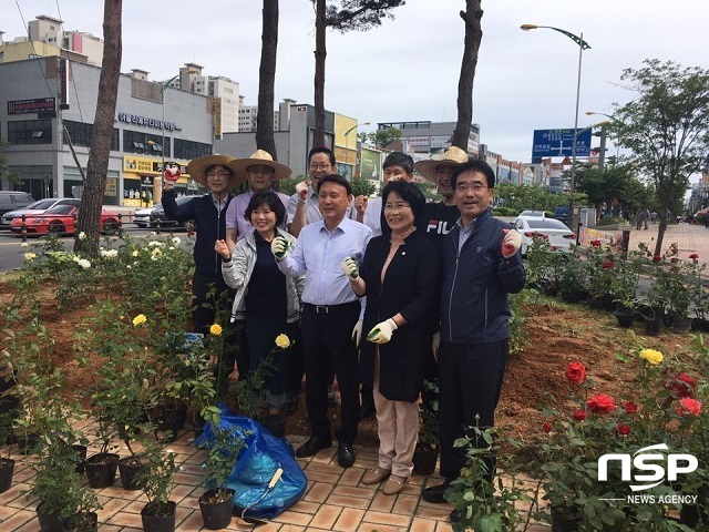 [NSP PHOTO]농협 군산시지부, 장미 특화거리 조성사업 동참