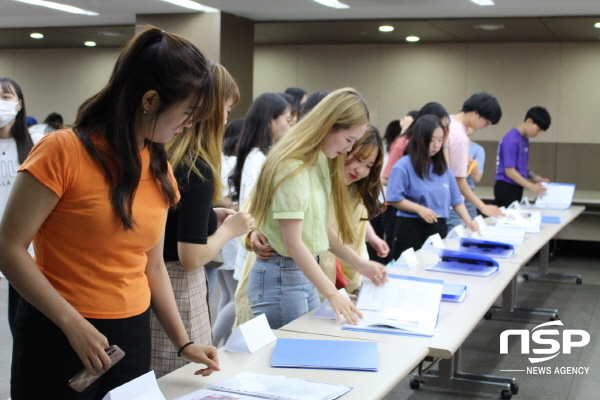 NSP통신-지난 29일 대구과학대학교 국제세미나실에서 열린 TSU와 썸타기 프로젝트 최종간담회에서 학생들이 전시된 포트폴리오를 보고 있다. (대구과학대학교)