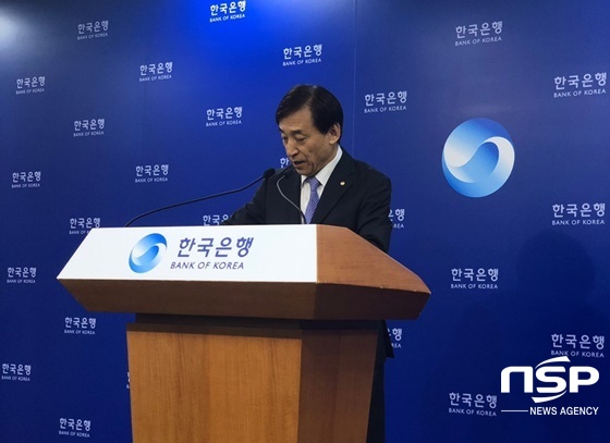NSP통신-이주열 한국은행 총재가 31일 서울 중구 세종대로 한국은행에서 열린 기자간담회에서 기자들의 질문에 답변하고 있다.