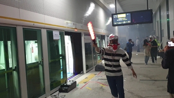 NSP통신-30일 김포도시철도 운양역에서 김포시와 관내 유관기관들이 참여한 가운데 지하철화재 비상대응 합동훈련이 진행되고 있다. (김포시)