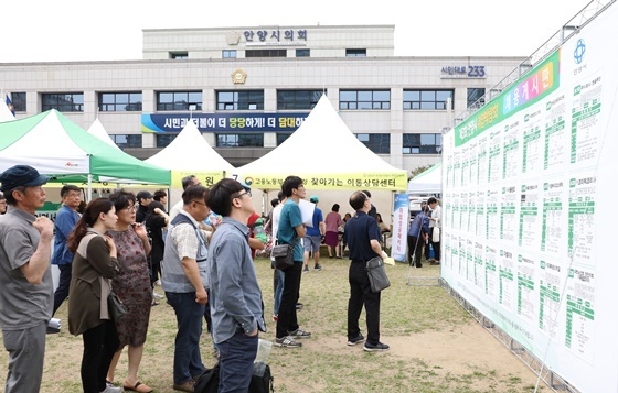 NSP통신-30일 개최된 안양시취업박람회에서 구직자들이 채용게시판을 확인하고 있다. (안양시)