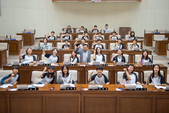 NSP통신-용인시의회에서 운영하는 청소년 지방아카데미 프로그램에 참여한 한빛초등학교 학생들이 본회의장에서 기념촬영을 하고 있다. (용인시의회)