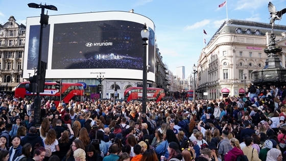 NSP통신-영국 런던의 중심 피카딜리 서커스(Piccadilly Circus) 전광판에 방탄소년단 팬과 현대자동차 고객에게 전하는 팬 메시지 영상 (현대차)