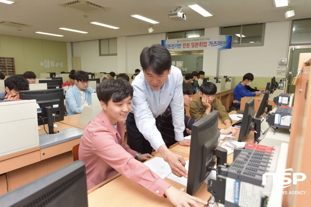 NSP통신-영진전문대학교 일본전기반1기 학생들이 김정호 교수의 지도를 받으며 PLC실습을 하고 있다. (영진전문대학교)