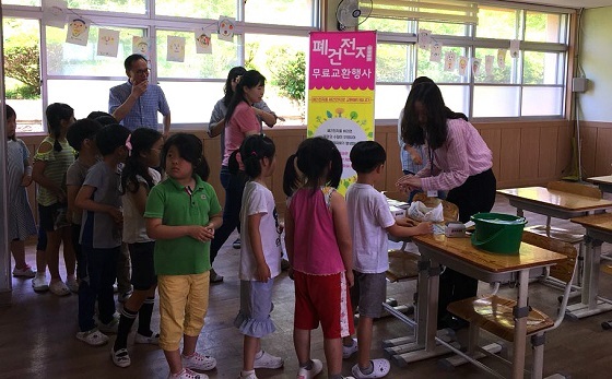 NSP통신-▲당진시가 폐건전지와 종이팩을 새 건전지와 두루마리 휴지로 교환해 준다. (당진시)