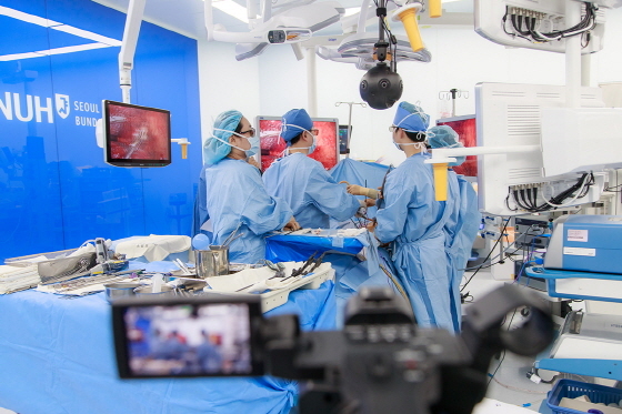 NSP통신-분당서울대병원 조석기 교수의 3D 흉강경 폐암수술이 360 VR영상 및 고화질 영상으로 유튜브에 실시간 송출된 모습. (분당서울대병원)