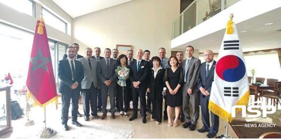 NSP통신-전남교육청이 최근 주한 모로코 대사관 공관에서 가진 이러닝 세계화 교륙협력국 교육정보화 사업을 공동 추진키로 하는 의향서 서명식. (전남교육청)