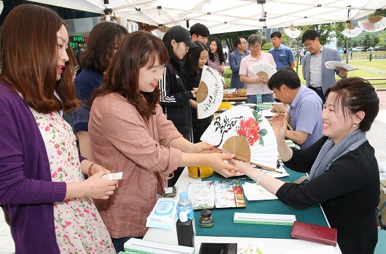 NSP통신-▲공주대가 지역주민과 함께하는 단오행사를 개최했다. (공주대학교)