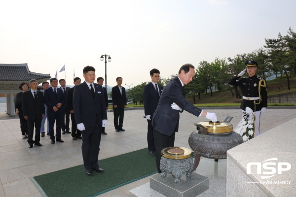 NSP통신-정창근 대구경북병무청장이 영천호국원에서 분향하고 있다. (대구경북지방병무청)