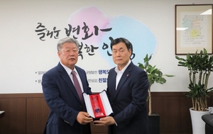 [NSP PHOTO]우석제 안성시장, 저소득층 건강보험료 지원 감사패 수상