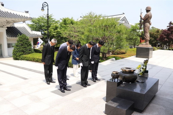 NSP통신-노병필 성남세관장 및 직원들이 이천호국원을 방문해 참배하고 있다. (성남세관)