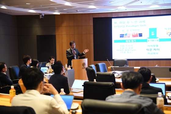 NSP통신-요코타 타케시 효성중공업 대표가 4일 국내외 투자자들을 대상으로 사업내용 및 비전 등을 설명했다. (효성)