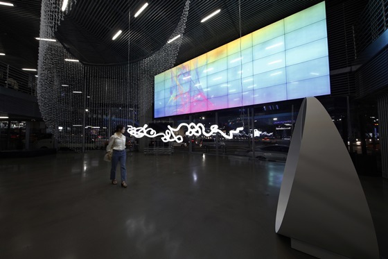 NSP통신-현대 모터스튜디오 서울에 전시돼 있는 <다시-시각-그것(RE-VIS-IT)> 전시를 둘러보는 모습 (현대차)