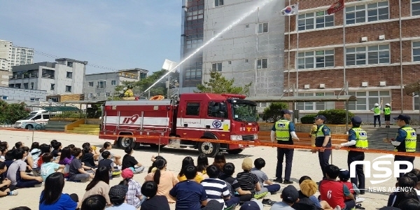 NSP통신-2019년 어린이 재난안전훈련이 5일 포항효자초에서 실시됐다. (경북교육청)