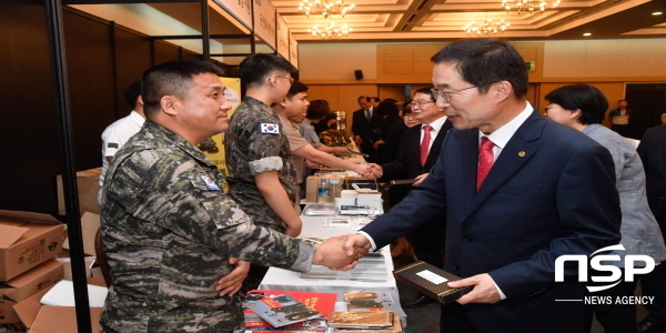NSP통신-임종식 교육감이 5일 열린 찾아가는 입영 前 병역진로설계 행사장에서 병역 앞둔 고3 학생들을 격려하고 있다. (경북교육청)