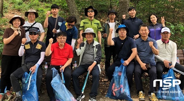 NSP통신-경산시 건축과가 지난 6일 휴일임에도 불구하고 무더운 날씨 속에 성암산을 찾는 시민들이 보다 쾌적하게 즐길 수 있도록 비닐봉지, 플라스틱 등 등산객들이 버리고 간 각종 생활쓰레기 등을 수거하고 불법광고물(현수막) 등을 정비했다. (경산시)