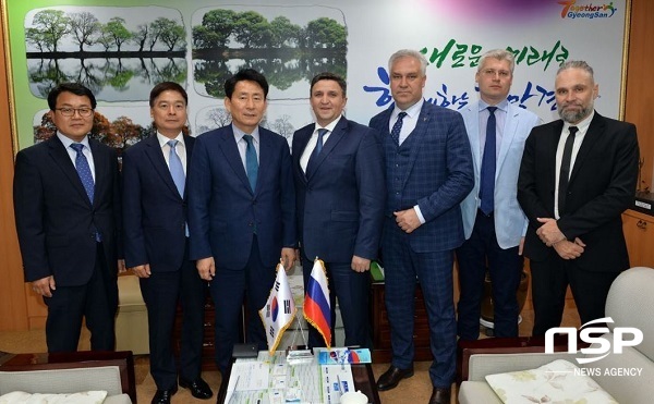NSP통신-러시아 사라토프시 니키틴 알렉세이 경제부시장 일행 4명이 지난 7일 2박 3일간의 일정으로 경산시를 방문해 경산의 경제, 교육, 환경, 교통 분야 등에 걸쳐 양 도시 교류 협력 증진을 다졌다. (경산시)
