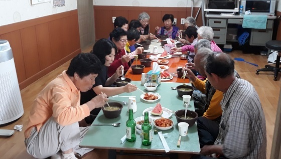 NSP통신-▲홍성군이 농촌 공동급식 도우미 지원사업을 실시하고 있다. (홍성군)