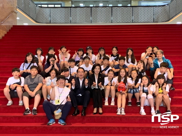 NSP통신-울릉 저동초 6학년 학생 26명이 11일 국회를 찾았다. (박명재의원실)
